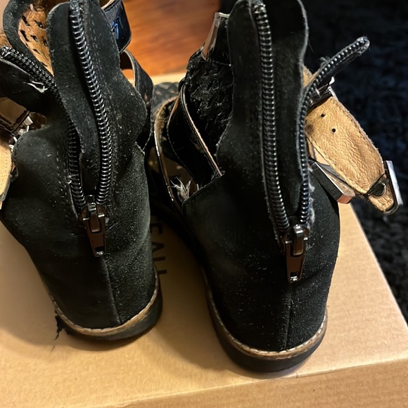 Jeffrey Cambell Shoes - Picture 2 of 5